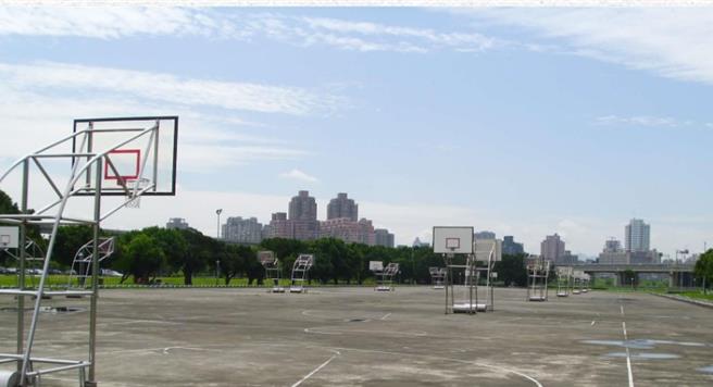 新北市议员李翁月娥争取将改建荷花公园篮球场为匹克球场。（高滩处提供）