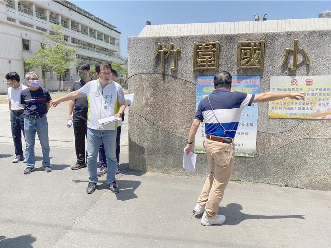 民进党立委邱志伟（中左）争取竹围国小的通学步道工程建设。（邱志伟服务处提供／林瑞益高雄传真）