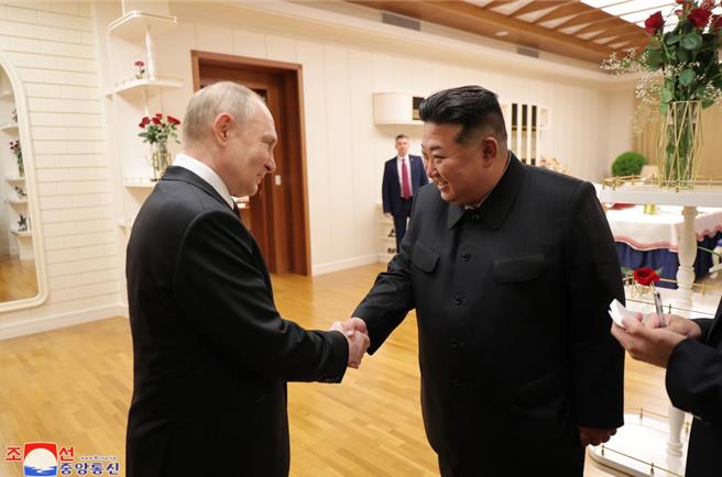 俄罗斯总统普丁19日（左）与北韩领导人金正恩（右）会面。取自朝中社