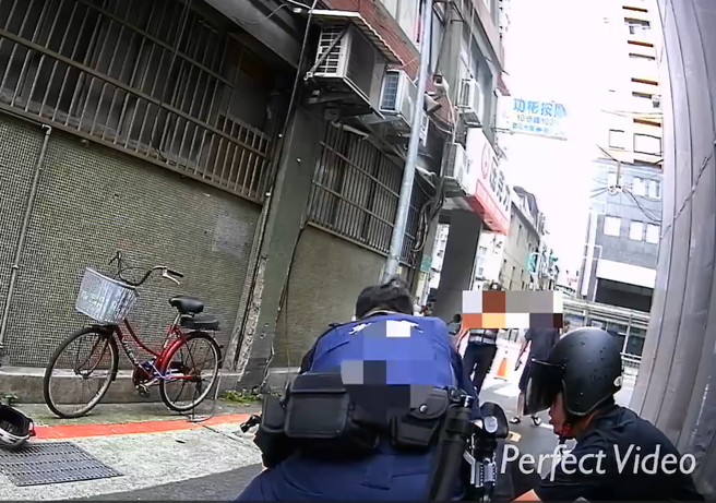 失业男徒手抢女高中生手机遭逮。(李文正翻摄)