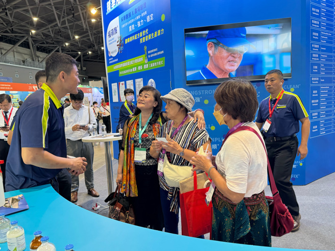 永鸿生技近年在建构绿色养殖环境上不遗余力，又因积极开发治疗与预防保健的宠物相关产品而在展场成为焦点。(戴志扬翻摄)