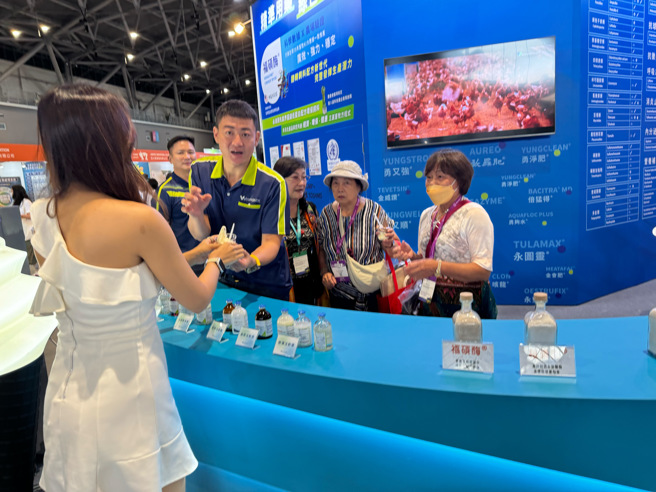 永鸿生技近年在建构绿色养殖环境上不遗余力，又因积极开发治疗与预防保健的宠物相关产品而在展场成为焦点。(戴志扬翻摄)