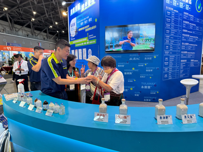 永鸿生技近年在建构绿色养殖环境上不遗余力，又因积极开发治疗与预防保健的宠物相关产品而在展场成为焦点。(戴志扬翻摄)