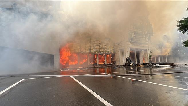 苗栗市国华路千叶火锅店20日上午二次火警全店付之一炬。（读者提供／谢明俊苗栗传真）