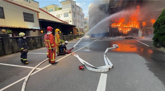 苗栗市国华路千叶火锅店20日上午二次火警，消防人员在场布署水线灌救。（读者提供／谢明俊苗栗传真）