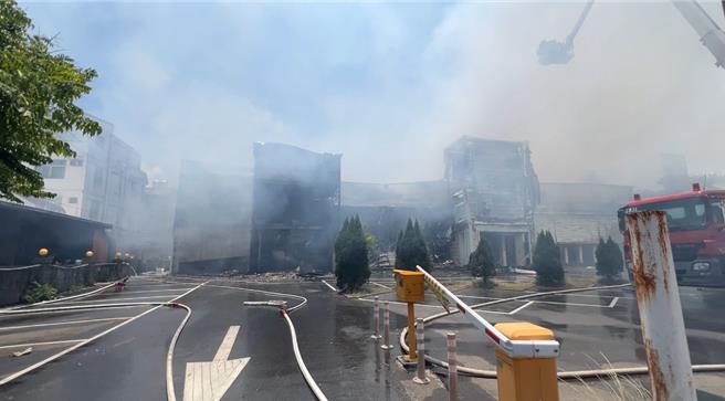 苗栗市国华路千叶火锅店20日上午二次火警全店付之一炬。（读者提供／谢明俊苗栗传真）