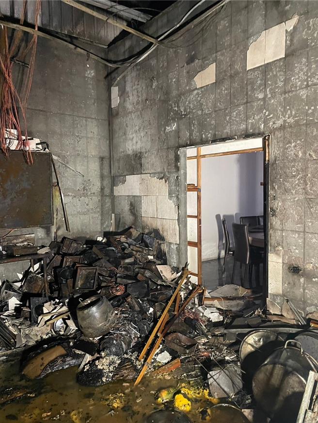 苗栗市国华路千叶火锅店20日凌晨第1次火警只烧毁厨房部分设备。（读者提供／谢明俊苗栗传真）