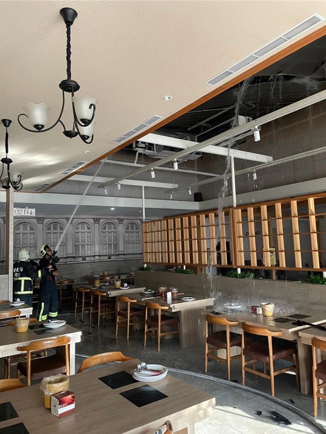 苗栗市国华路千叶火锅店20日凌晨第1次火警只烧毁厨房部分设备，消防局火调人员上午进入火场调查后再度復燃。（读者提供／谢明俊苗栗传真）