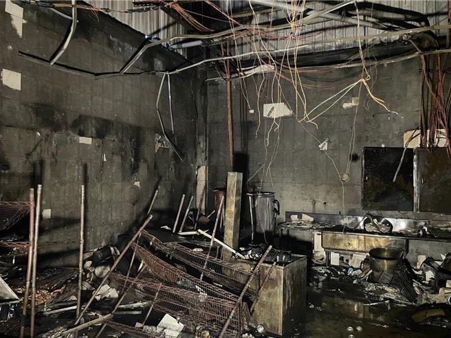 苗栗市国华路千叶火锅店20日凌晨第1次火警只烧毁厨房部分设备。（读者提供／谢明俊苗栗传真）