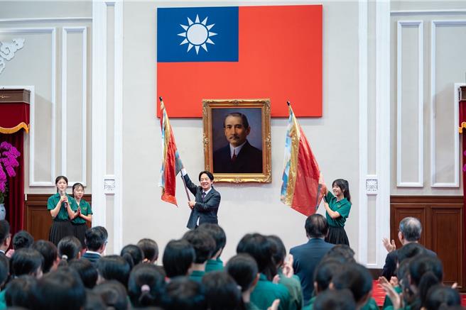 賴清德總統接見「北一女樂儀旗隊赴加拿大藝術文化演出學生」暨授旗儀式(總統府提供)