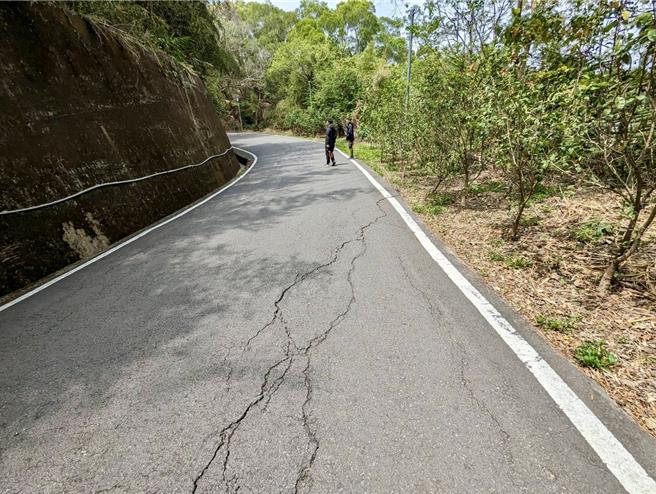 丰原地区人气旺的北坑步道，因年久失修，路面破损、不敷使用，将耗资500万元修復破损路面，并强化周围防护设施，预计7月1日动工，11月份即可完工。（江启臣办公室提供／张妍溱台中传真）