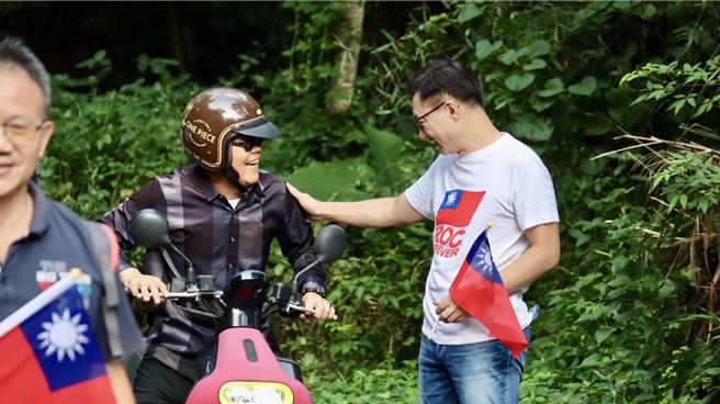 立法院副院长江启臣（右）表示，为提升步道环境，除了争取500万进行路面修復重舖，也同步改善损坏的路侧防撞杆与反光镜，并增设反光导标，强化安全防护。（江启臣办公室提供／张妍溱台中传真）