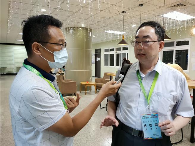 至于政大在今年度申请入学出现230名缺额，政大教务长林启屏（右）说明，与台大重榜有关。（李侑珊摄）