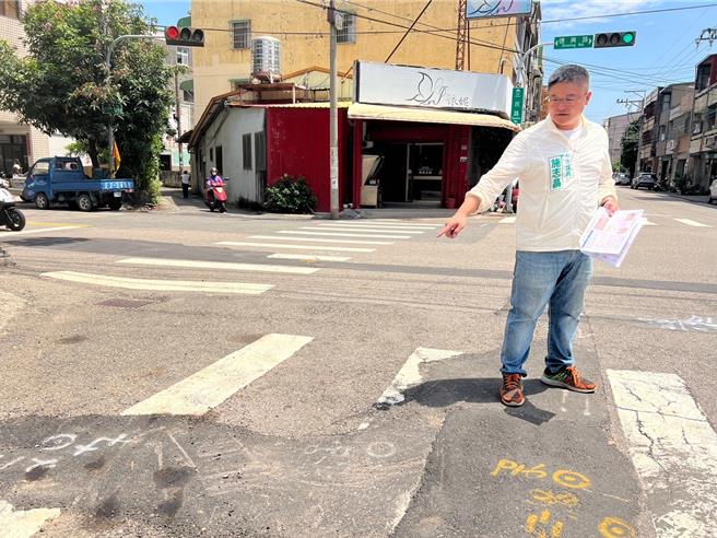 市议员施志昌与蔡其昌立委大甲服务处人员于20日邀集相关单位及地方人士会勘，将改善多条道路，总经费达4331万，总长为3858.6公尺，预计6月底动工，年底前完工。（施志昌服务处提供／张妍溱台中传真）