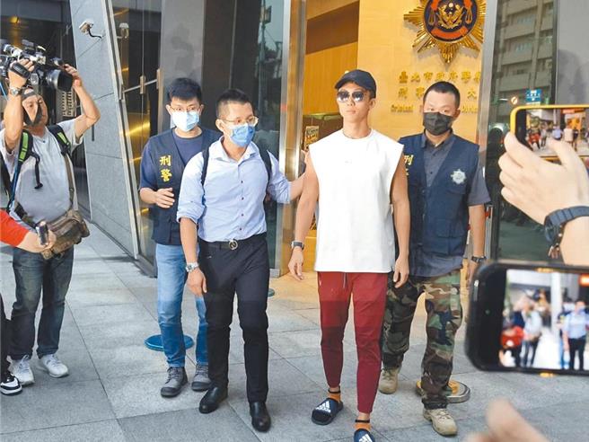 藝人狄鶯的兒子孫安佐（右二）陷入瓦斯火槍事件，他的經紀人朱翊銘也因此被起底。（本報資料照片）