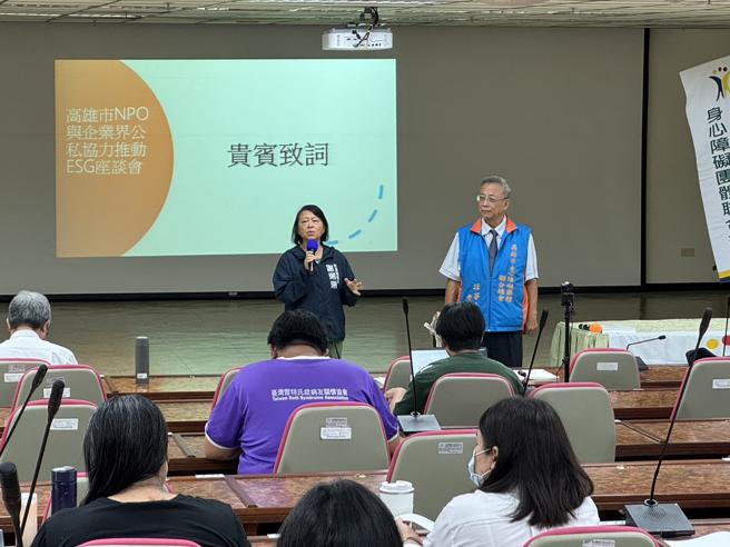 社会局长谢璃璃欢迎本市各身障团体参与座谈会。（图／高雄市社会局）