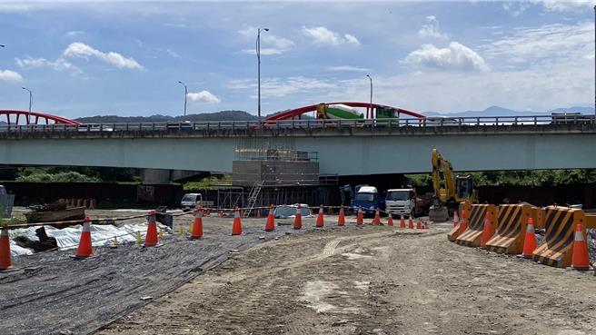 后丰大桥和堤南路的衔接，高低落差超过7公尺，市府建设局表示，工程面临技术上的挑战，但都逐一克服。（杨琼璎办公室提供／张妍溱台中传真）