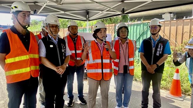 立委杨琼璎（中）20日举行「台13线后丰大桥下游侧桥面新增引道衔接堤南路新建工程」说明会，肯定新工处及施工团队的努力。（杨琼璎办公室提供／张妍溱台中传真）