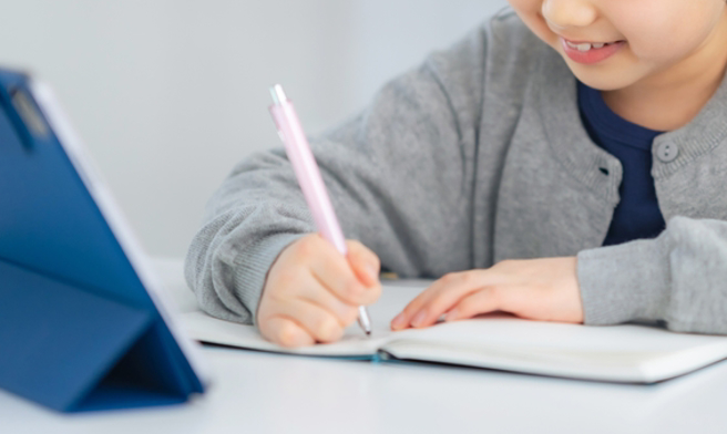 台大妹應徵陪讀老師，家長開超低價，全場怒了。（示意圖：shutterstock／達志）