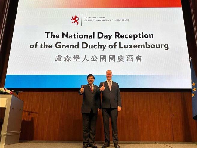 外交部常務次長陳立國19日晚間出席盧森堡台北辦事處舉辦的盧森堡大公國國慶酒會。（外交部提供）