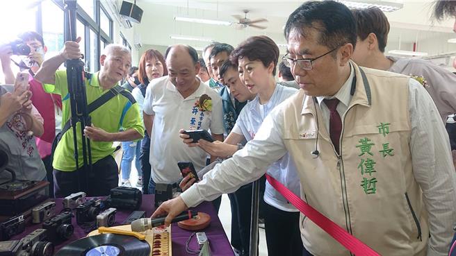 台南市長黃偉哲（右一）20日參加北區大和里活動中心啟用典禮，率先進入活動中心內部巡視。（程炳璋攝）