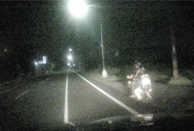 保安大隊員警18日凌晨11點多巡邏時，行經新營區新太路附近，見一部雙載的電動自行車在昏暗的道路上未開大燈行駛。（讀者提供／張毓翎台南傳真）