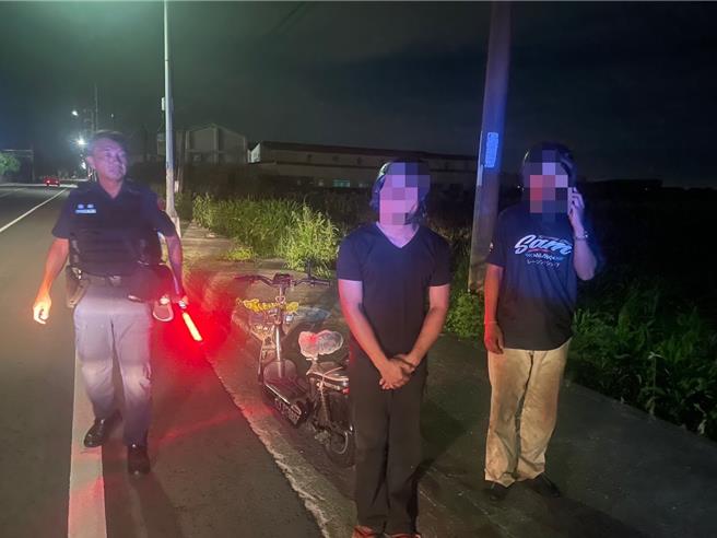 迪姓移工（中）酒後載著朋友騎電動自行車外出買宵夜，卻忘了開大燈，被保安大隊員警巡邏眼尖發現。（讀者提供／張毓翎台南傳真）