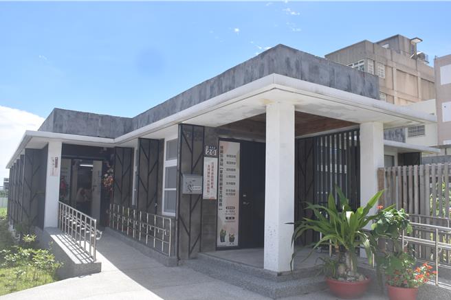 花莲市「灵粮堂米崙」小规机服务中心启用，可照顾48名失智长者。（王志伟摄）