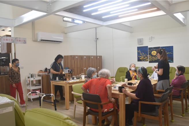 花莲市米崙全失智型日间照顾中心启用，提供多元活动让失智长者体验，延缓退化。（王志伟摄）