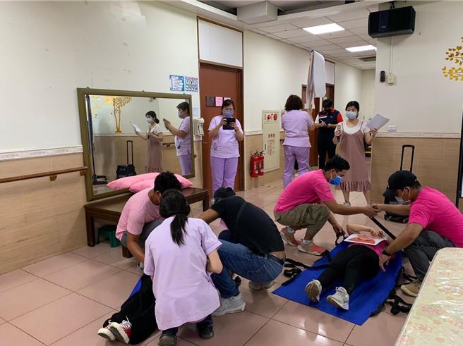 新竹縣社會處與消防局近日在私立新湖及竹光長照中心，舉辦住宿式機構公共安全示範觀摩演練。（新竹縣府提供／邱立雅竹縣傳真）