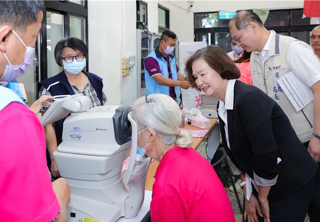 为守护长辈视力健康，让居住地区没有眼镜行、行动不便或没有交通工具的长者可享受免费验光及配镜的服务，宜兰县政府走入社区举办「巡迴配镜活动」。（宜兰县政府提供／吴佩蓉宜兰报导）