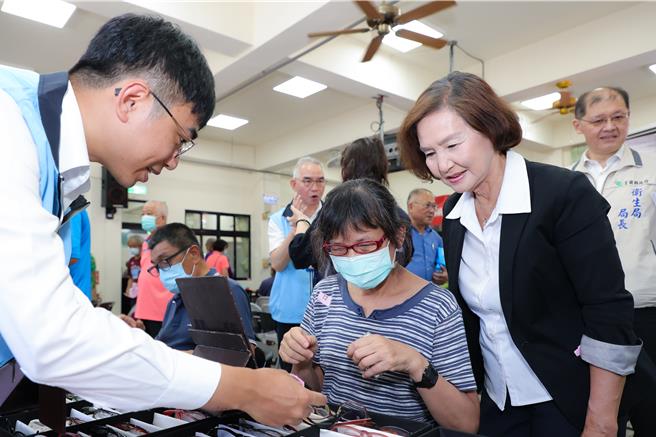 为守护长辈视力健康，让居住地区没有眼镜行、行动不便或没有交通工具的长者可享受免费验光及配镜的服务，宜兰县政府走入社区举办「巡迴配镜活动」。（宜兰县政府提供／吴佩蓉宜兰报导）