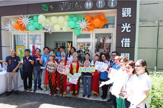 苗栗县政府以头份市公所青创1号基地规画设置新住民服务据点，20日举行揭牌仪式。（谢明俊摄）