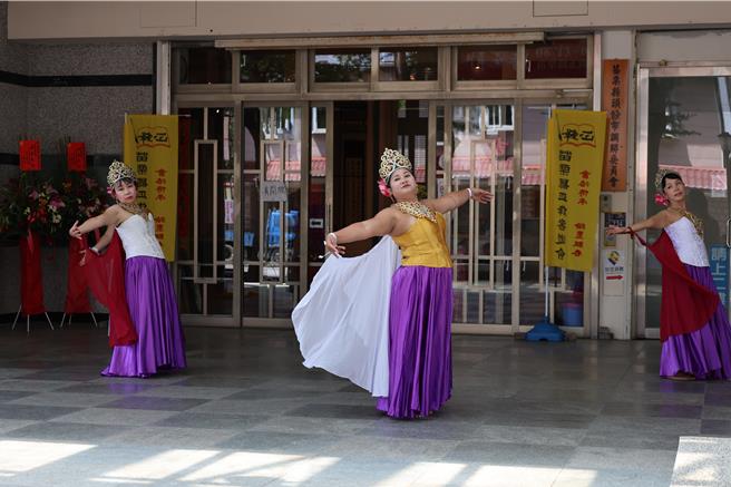 苗栗县政府以头份市公所青创1号基地规画设置新住民服务据点，20日举行揭牌仪式，由新住民做开场表演。（谢明俊摄）