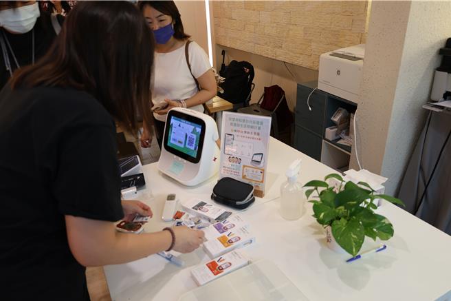 苗栗县政府以头份市公所青创1号基地规画设置新住民服务据点，装置「有伴作伙Caregiver＋」系统平台则是由国家卫生研究所资助。（谢明俊摄）