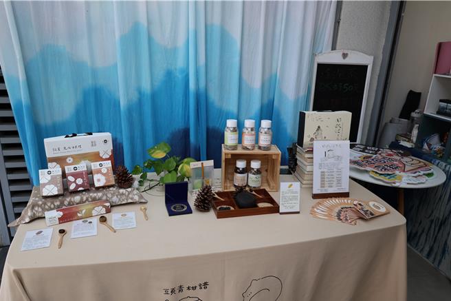 苗栗县政府以头份市公所青创1号基地规画设置新住民服务据点，20日举行揭牌仪式，未来将结合社区营造计画打造各具特色的社区产品。（谢明俊摄）