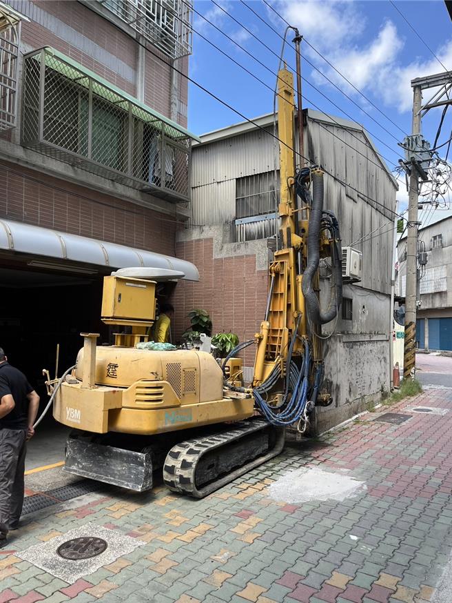 台南市北区北华街道路透地雷达鑑定报告出炉，建商正展开钻孔灌浆作业。（读者提供／程炳璋台南传真）