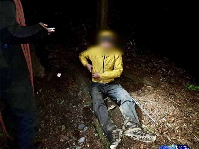 李姓男子與山友結伴攀登能高安東軍縱走，橫渡萬大南溪時山友遭沖走，他為了救人也被沖走，所幸自行脫困，但左腳受傷求救。（南投縣政府提供／楊靜茹南投傳真）