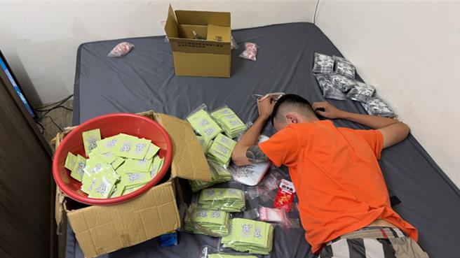 彰化警方破获1件毒品分装场，当场查扣第三级毒品二甲基卡西酮毒品咖啡包2000包、毒胶囊791颗及现金10万余元。（民眾提供／叶静美彰化传真）