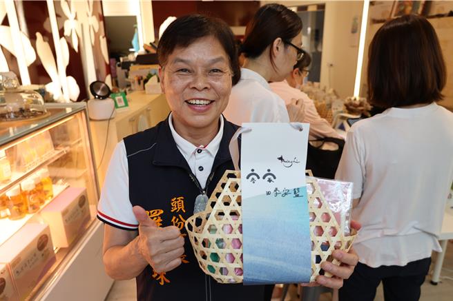 头份市长罗雪珠20日启动2024年度社区农创乐龄共融计画，展示社区长辈制作的精美茶包、足浴包礼盒。（谢明俊摄）