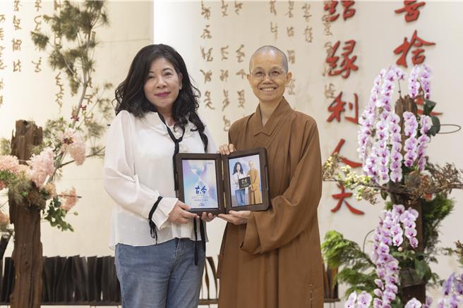 佛光山中区总主持觉居法师(右)致赠讲座纪念照片给讲师陈文茜(左)。（佛光山惠中寺提供／陈淑娥台中传真）