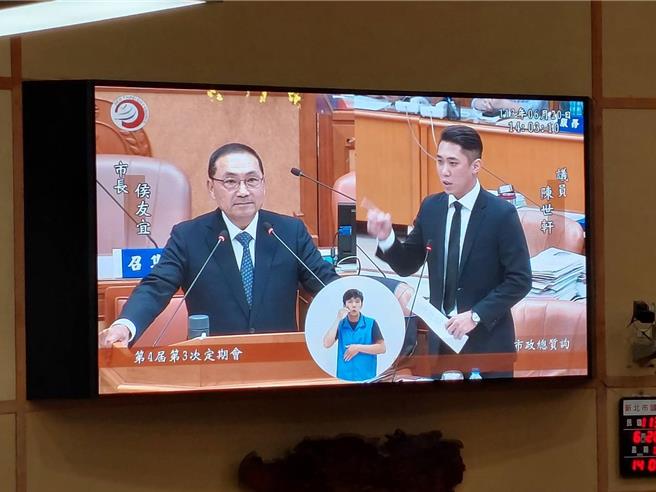 食安事件频传，民眾党新北市议员陈世轩今在总质询指出，新北稽查人力不足，导致第一线稽查人力负担重，且稽查数与稽查率不足，要求增加人力。（陈慰慈摄）