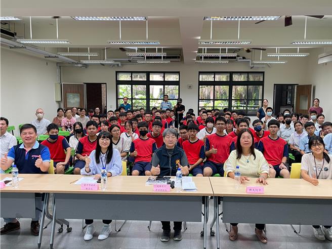 光华高工于112学年度（2023）开设AIoT智慧联网课程，今年（2024）6月20日举办第二学期发表会，展示了学生们在AI和物联网技术上的学习成果及创新应用。（光华高工提供／冯惠宜台中传真）