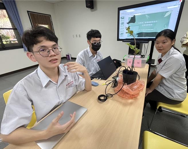 光华高工20日举办跨校AIoT智慧联网课程成果发表，兴大附中3名学生，在老师指导下用，利用AI技术成功模拟出「芭乐健检」系统，未来可望利用无人机进行智慧农业监测。（冯惠宜摄）