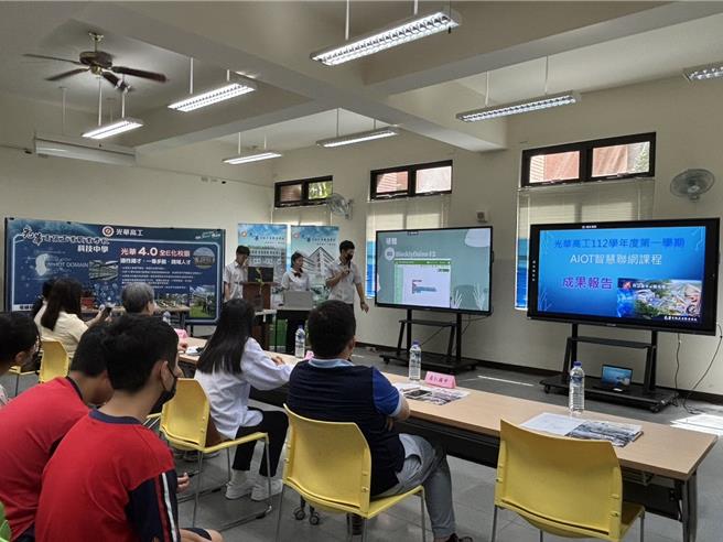 光华高工于112学年度（2023）开设AIoT智慧联网课程，今年（2024）6月20日举办第二学期发表会，展示了学生们在AI和物联网技术上的学习成果及创新应用。（冯惠宜摄）