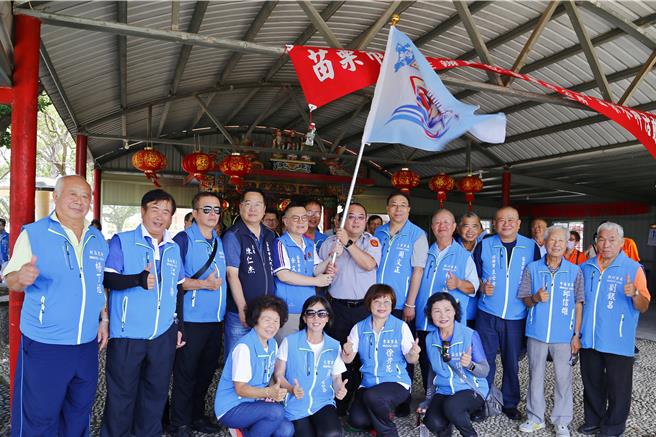 苗栗市暑期防溺河川巡防隊20日在頭屋大橋旁橋頭伯公廟埕舉行祭水神祈福儀式後成立。（苗栗市公所提供／謝明俊苗栗傳真）