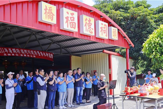 苗栗市暑期防溺河川巡防隊20日在頭屋大橋旁橋頭伯公廟埕舉行祭水神祈福儀式後成立。（苗栗市公所提供／謝明俊苗栗傳真）