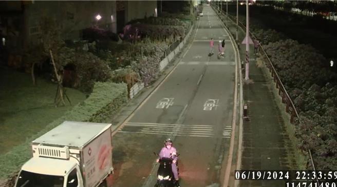 监视器拍下林男跳下中港大排的过程。（新北市新庄警分局提供）