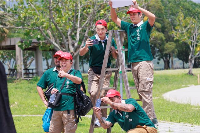 卜学亮、郭泓志、姚元浩、玛斯卡与禾浩辰替长者们拍学士照。（好看娱乐提供）