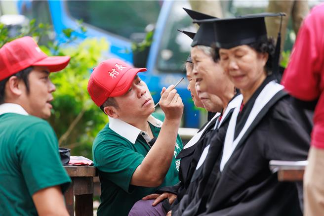 卜学亮替30多位长者化妆。（好看娱乐提供）